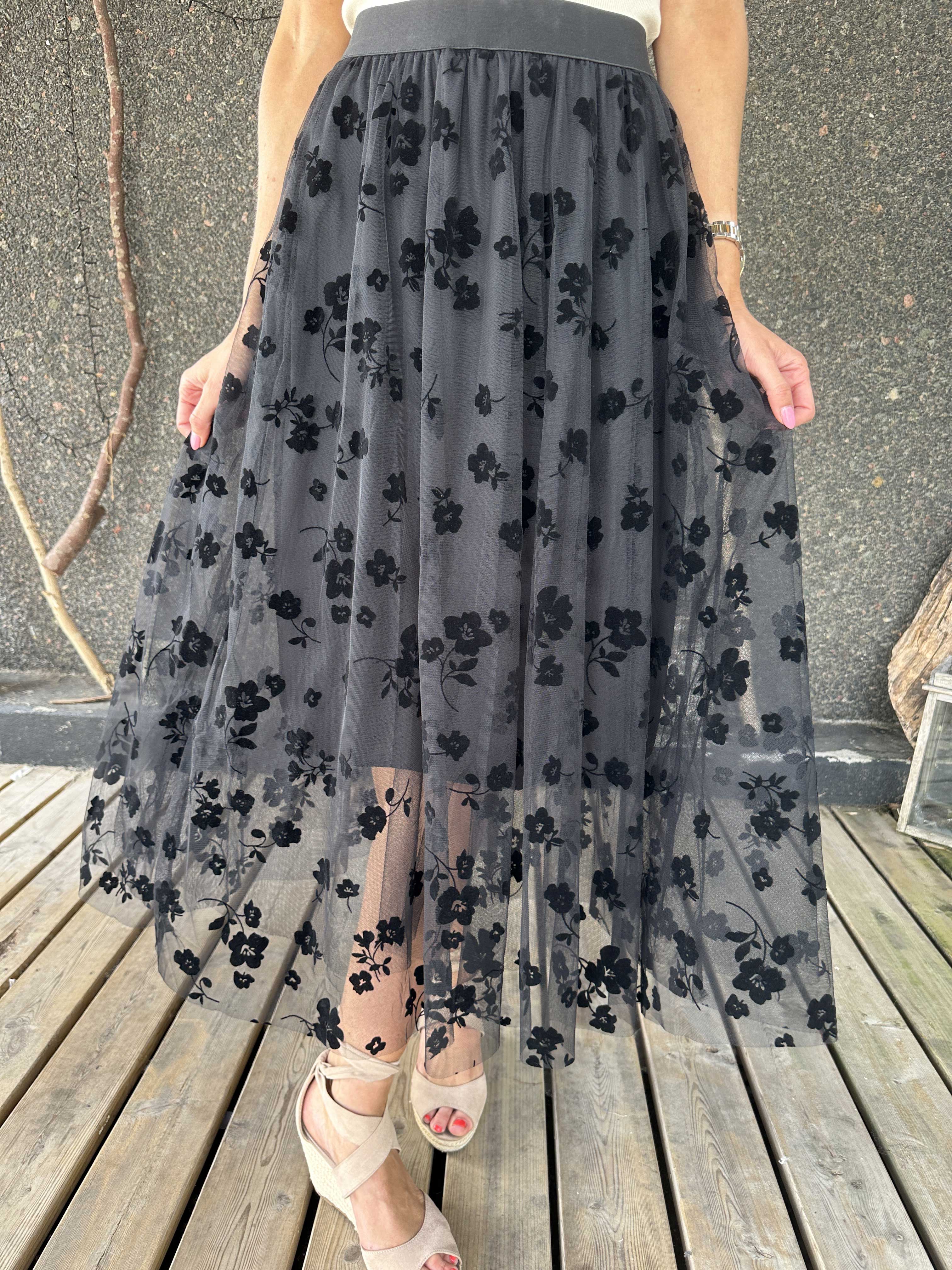 Aella - Lang nederdel med blomstret tyl